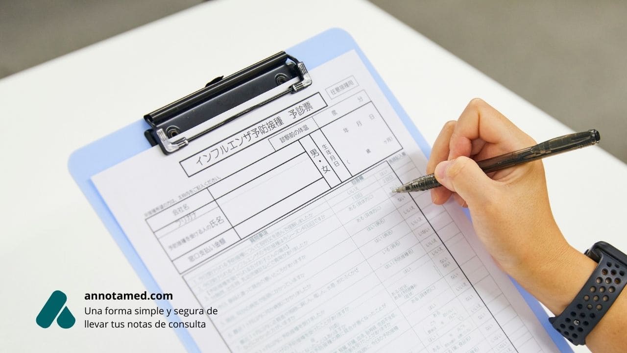 Profesional rellenando un formulario en una carpeta sujetapapeles en un consultorio pequeño